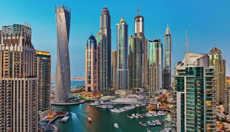 Blick auf die Marina – ein glänzendes Beispiel für Dubais Skyline, die zu den höchsten und ...