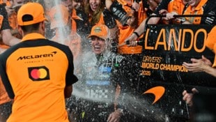 Champagner-Duschen für den Weltmeister