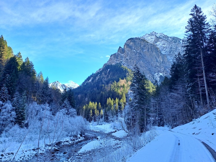 Der Weg entlang der Lutz in Richtung Bad Rothenbrunnen.