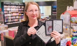 Bettina Berger mit unterschiedlichen E-Reader-Modellen von Tolino bei Thalia Linz 