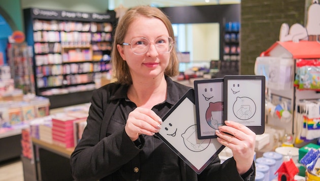 Bettina Berger mit unterschiedlichen E-Reader-Modellen von Tolino bei Thalia Linz