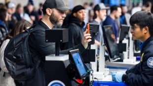 Bei der Einreise in die USA sollen die Regeln verschärft werden, Reisende müssen künftig wohl ...