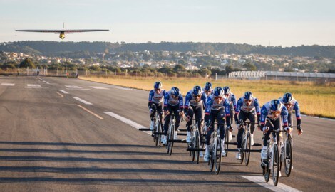 Radelnd brachten die Athleten von BORA-hansgrohe einen Segelflieger in die Luft.