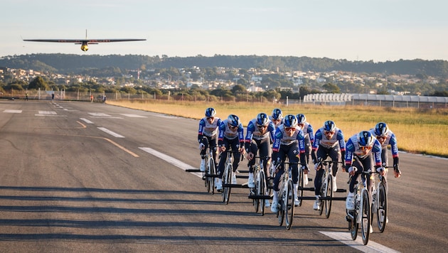 Radelnd brachten die Athleten von BORA-hansgrohe einen Segelflieger in die Luft.