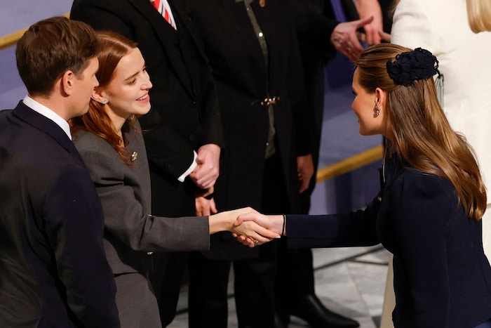 Ana Corina Sosa schüttelt nach ihrer Rede die Hand der Prinzessin.