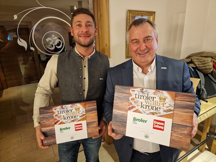 Michael Eder, Gebietsleiter der Tiroler Versicherung, und sein Kollege Martin Reiter mit den ...