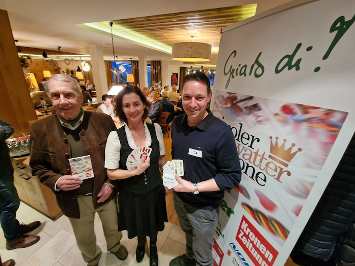 Die Gastgeber Franz und Elisabeth Grander mit Bezirksfeuerwehrkommandant Andreas Schroll (von ...