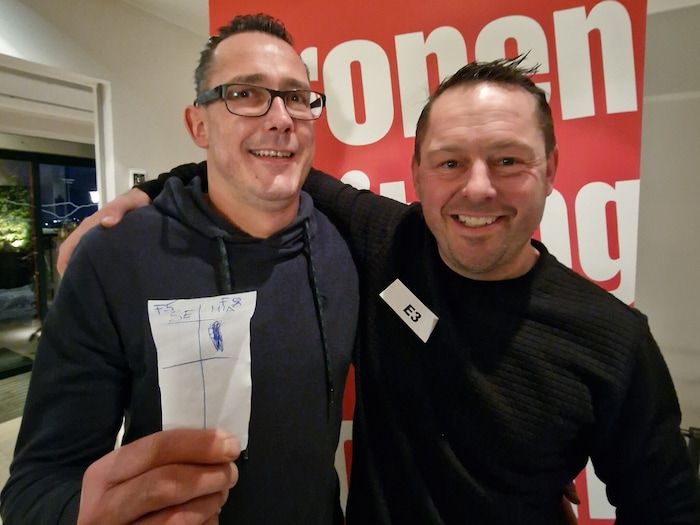 Tennisfreund Andreas Fuchs gratuliert Markus Kogler (li.).