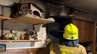 ZOOM Tirol Die Feuerwehr stand mit Atemschutz im Einsatz und traf in der Wohnung, in der der Brand ...