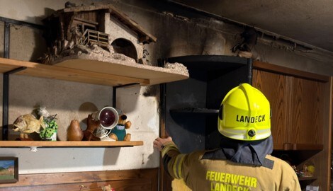 Die Feuerwehr stand mit Atemschutz im Einsatz und traf in der Wohnung, in der der Brand ...