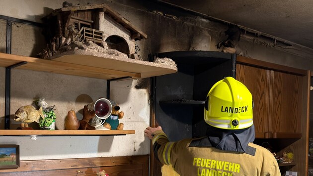 Die Feuerwehr stand mit Atemschutz im Einsatz und traf in der Wohnung, in der der Brand ...