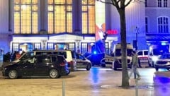 Polizei und Rettung beim nächtlichen Einsatz vor dem Salzburger Hauptbahnhof.