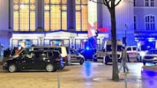Polizei und Rettung beim nächtlichen Einsatz vor dem Salzburger Hauptbahnhof.