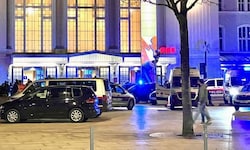 Polizei und Rettung beim nächtlichen Einsatz vor dem Salzburger Hauptbahnhof.