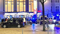 Polizei und Rettung beim nächtlichen Einsatz vor dem Salzburger Hauptbahnhof.