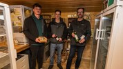 Kannten die Diebe bereits und konnten sie jetzt stellen: Jonas, Lukas und Karl Kienreich (v. ...
