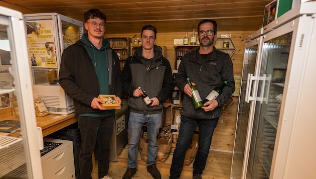 Kannten die Diebe bereits und konnten sie jetzt stellen: Jonas, Lukas und Karl Kienreich (v. ...