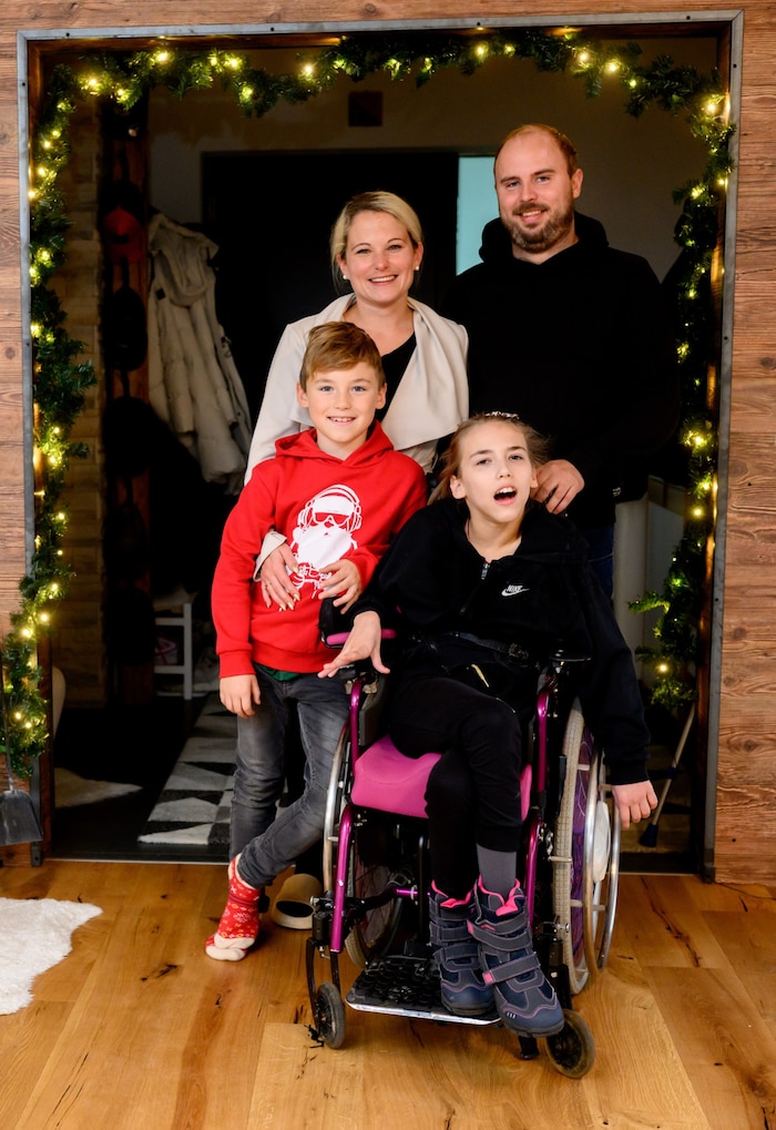 Lara mit ihrer Familie: Mama Kimberly, Papa Florian und Bruder Liam