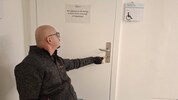 Alberto an der verschlossenen Toilettentür – mittlerweile zumindest mit Schlüssel-Hinweis.