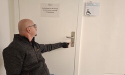 Alberto an der verschlossenen Toilettentür – mittlerweile zumindest mit Schlüssel-Hinweis.