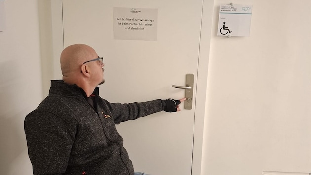 Alberto an der verschlossenen Toilettentür – mittlerweile zumindest mit Schlüssel-Hinweis.