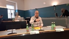 Rollstuhlfahrer Alberto Fellner auf seinem Platz im Gleichstellungsbeirat im Klagenfurter ...