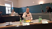 Rollstuhlfahrer Alberto Fellner auf seinem Platz im Gleichstellungsbeirat im Klagenfurter ...