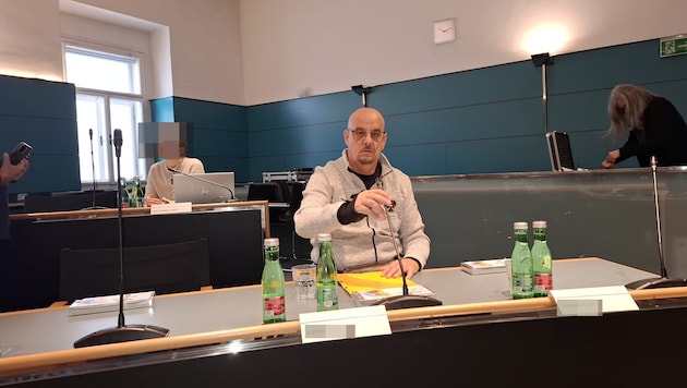 Rollstuhlfahrer Alberto Fellner auf seinem Platz im Gleichstellungsbeirat im Klagenfurter ...