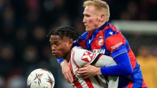 EPA/MARTIN DIVISEK Adamu (li.) trifft auf seinen Ex-Verein.