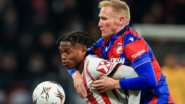 Adamu (li.) trifft auf seinen Ex-Verein.