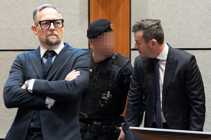 Rene Benko (rechts) mit seinem Anwalt Norbert Wess