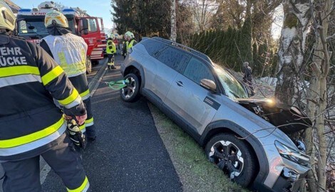 Auch die Feuerwehren Lendorf und Möllbrücke rückten aus. Am Fahrzeug entstand Totalschaden.