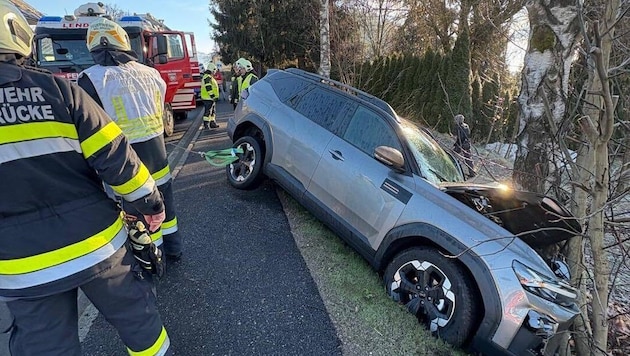 Auch die Feuerwehren Lendorf und Möllbrücke rückten aus. Am Fahrzeug entstand Totalschaden.