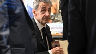 Sarkozy signiert eines seiner Bücher.
