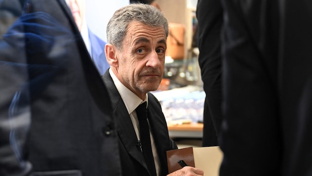 Sarkozy signiert eines seiner Bücher.