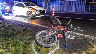 Am stark beschädigten Fahrzeug ist zu erkennen, wie wuchtig die Kollision war.