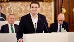 Niko Swatek (NEOS, Mitte) attackiert die Landesregierung um Mario Kunasek und Willibald ...