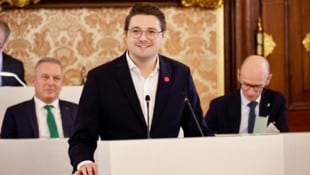 Niko Swatek (NEOS, Mitte) attackiert die Landesregierung um Mario Kunasek und Willibald ...