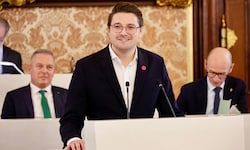 Niko Swatek (NEOS, Mitte) attackiert die Landesregierung um Mario Kunasek und Willibald ...