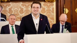 Niko Swatek (NEOS, Mitte) attackiert die Landesregierung um Mario Kunasek und Willibald ...