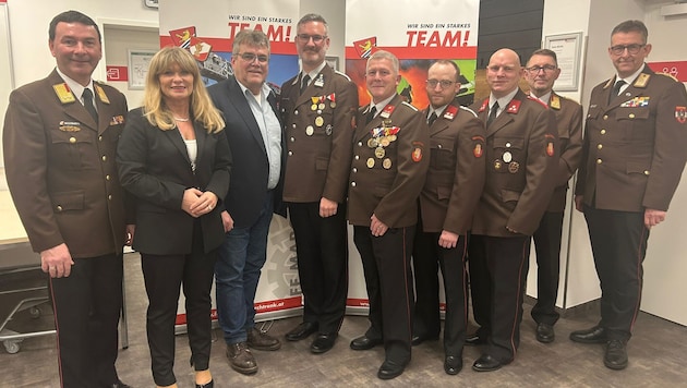 Das neue Kommando, flankiert von Bürgermeister Paul Mahr, Vizebürgermeisterin und ...