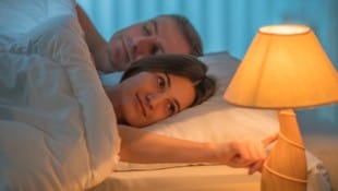 Warmweiße statt blauhaltige Lampen aufstellen!