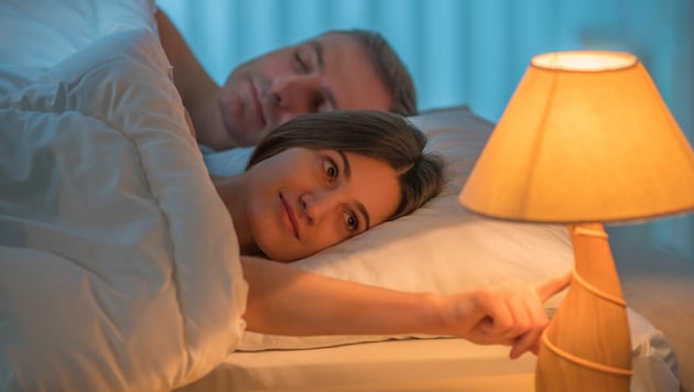 Warmweiße statt blauhaltige Lampen aufstellen!