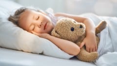 Ein Mittagsschlaf ist förderlich für Kinder.