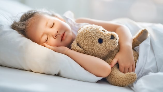 Ein Mittagsschlaf ist förderlich für Kinder.