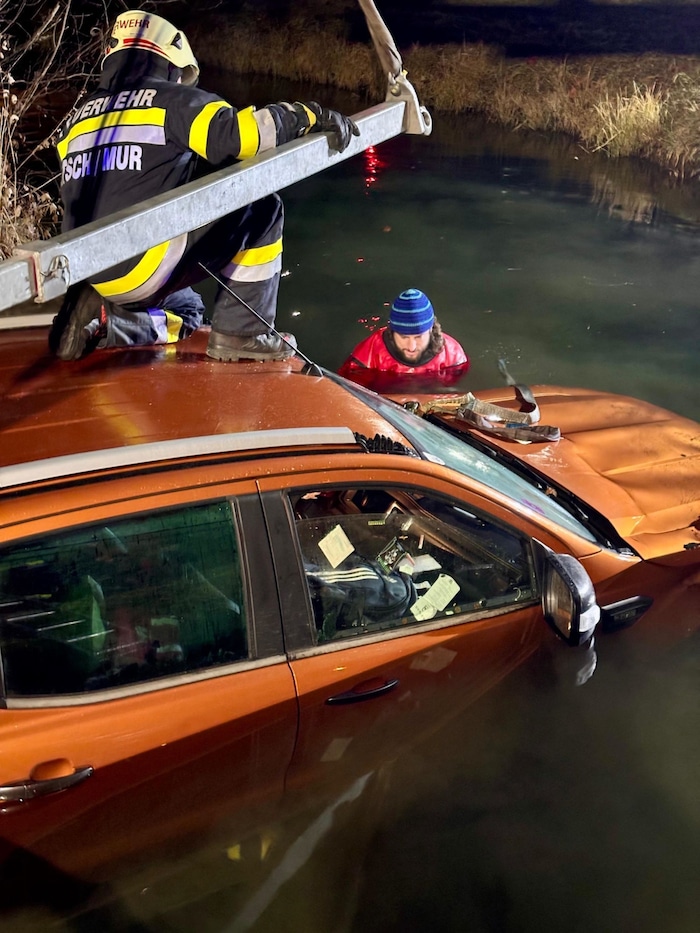 Die Feuerwehr rückte mit 16 Einsatzkräften aus, um den Pkw aus dem Wasser zu ziehen.