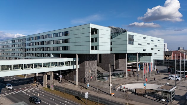 Das Landesdienstleistungszentrum in Linz ist das größte Amtsgebäude in Oberösterreich. Das ...