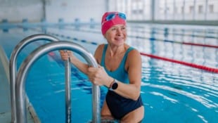 Bewegen, aber richtig! Bei Problemen mit Knie- und Hüftgelenken ist Schwimmen sehr gut geeignet.
