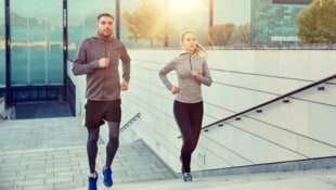 Stufen hinauf- und hinunterzulaufen, strafft Beine und Gesäß.