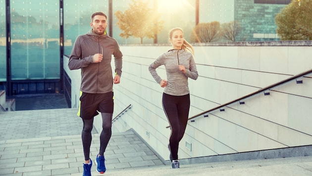 Stufen hinauf- und hinunterzulaufen, strafft Beine und Gesäß.